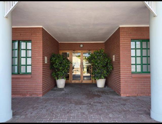 BUSINESS PROPERTY TO RENT IN CLAREMONT